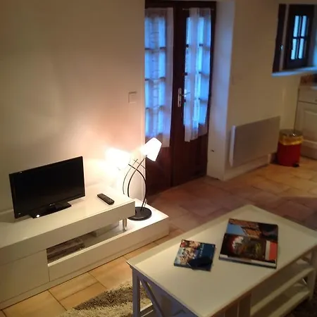 Maison Du Capucins بيت للعطل *
